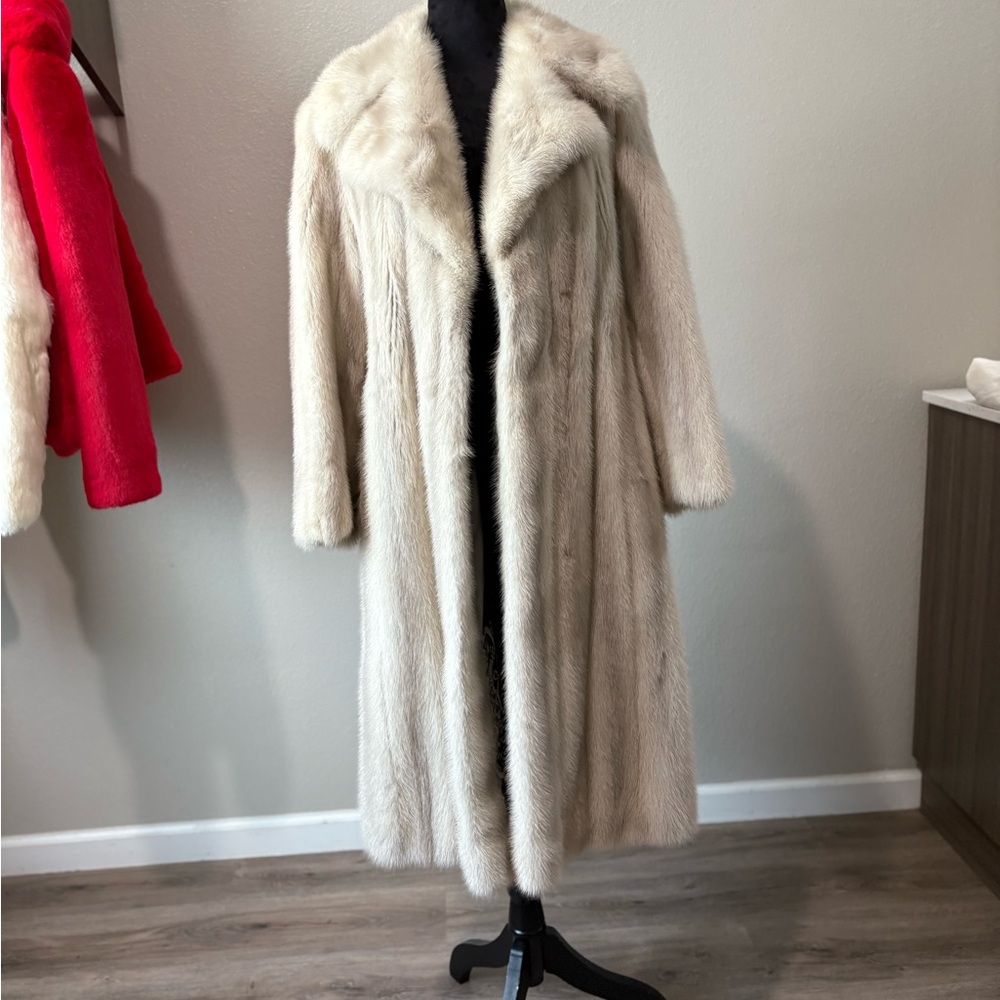 Elegant Cream Mink fur Coat - Picture 8 of 16